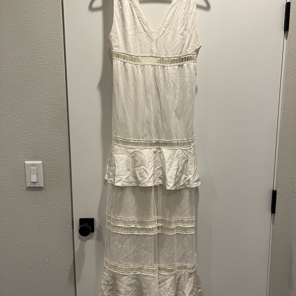 Elegant White Sleeveless Dress